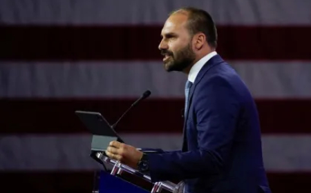 Eduardo Bolsonaro diz que Trump "ainda" não jogou bomba nuclear no Brasil