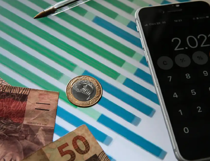 Celulares contribuem para aumento de pessoas com dinheiro na poupança