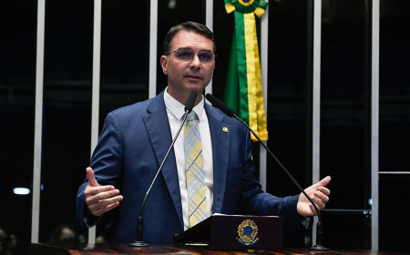 Flávio Bolsonaro usa pré-candidatura como moeda de troca para 2026