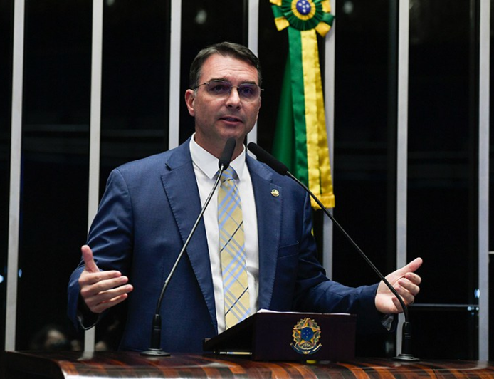 Flávio Bolsonaro usa pré-candidatura como moeda de troca para 2026