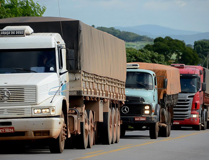 Caminhoneiros desistem de greve após Lula garantir frete melhor