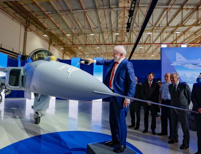 Brasil apresenta o primeiro caça supersônico fabricado em solo nacional