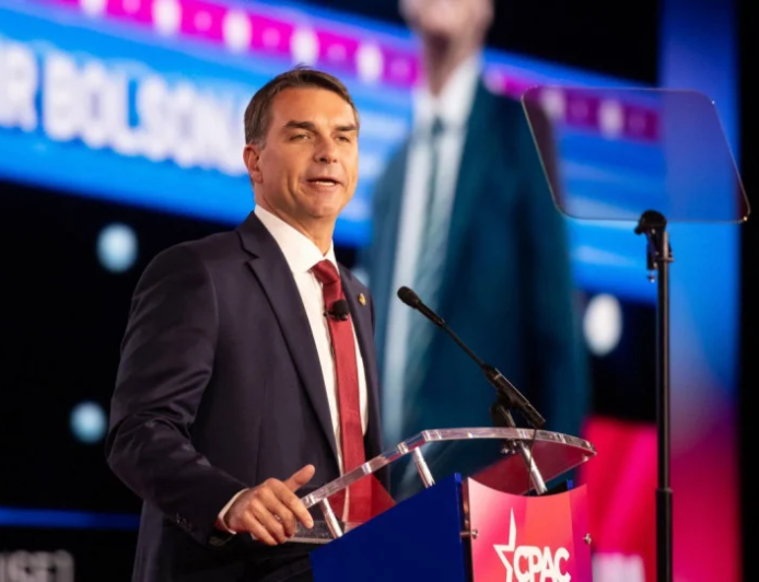 Flávio Bolsonaro faz campanha eleitoral antecipada pela 6ª vez consecutiva