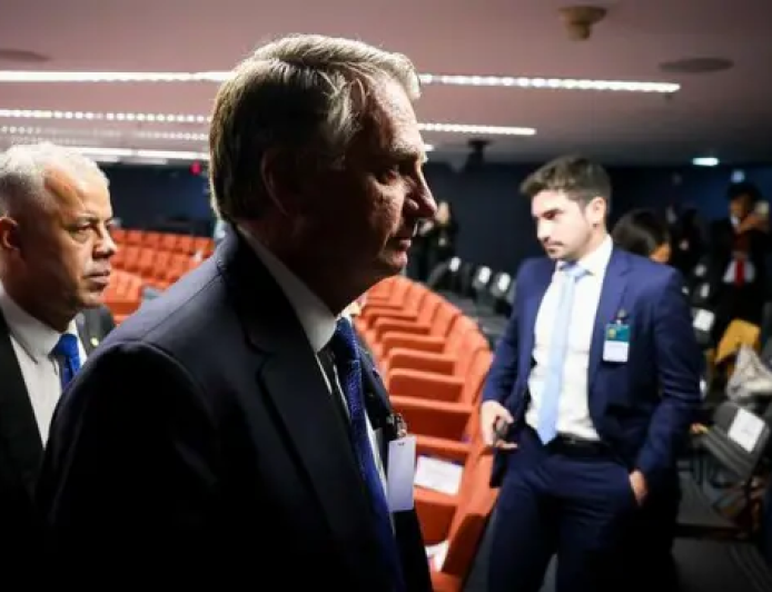 Defesa de Bolsonaro nega conhecimento prévio de vídeo gravado por Eduardo