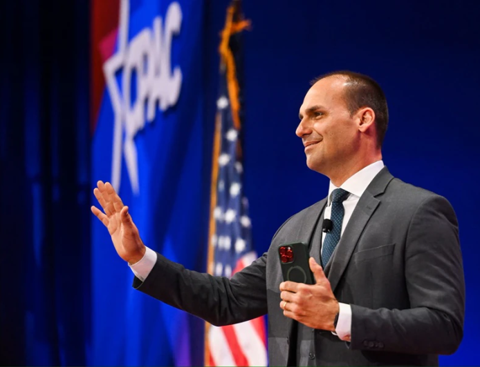 Defesa de Bolsonaro nega conhecimento prévio de vídeo gravado por Eduardo