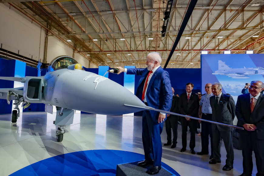 Brasil apresenta o primeiro caça supersônico fabricado em solo nacional