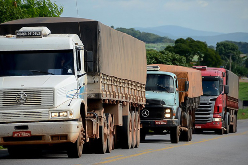 Caminhoneiros desistem de greve após Lula garantir frete melhor