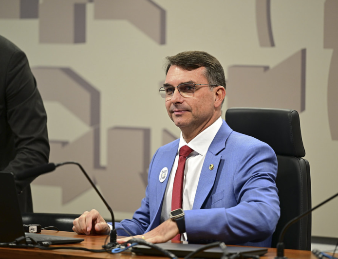 Em sete anos como senador, Flávio Bolsonaro aprovou  um projeto; Salário foi de R$ 4 milhões.