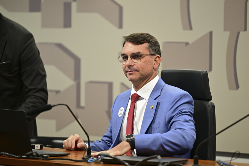 Em sete anos como senador, Flávio Bolsonaro aprovou  um projeto; Salário foi de R$ 4 milhões.