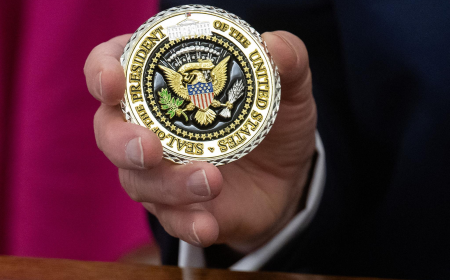 Flávio Bolsonaro ganhou medalha de honra do Donald Trump