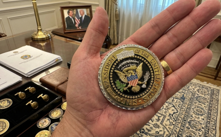O que é a challenge coin, medalha simbólica recebida por Flávio Bolsonaro