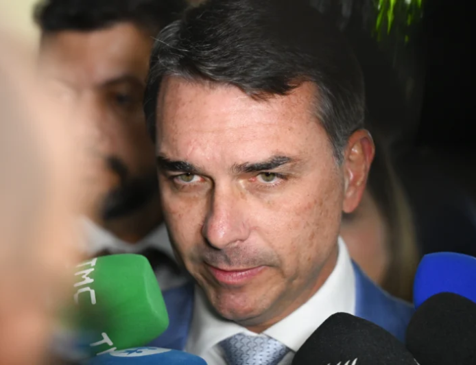 Flávio Bolsonaro despenca nas pesquisas após repercussão de vínculo com Daniel Vorcaro
