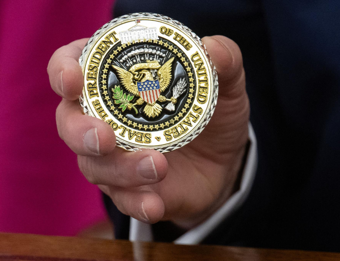 Flávio Bolsonaro ganhou medalha de honra do Donald Trump