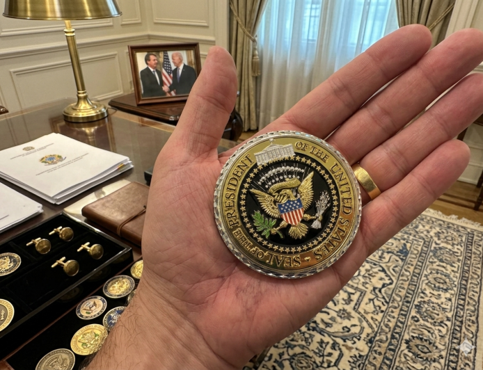 O que é a challenge coin, medalha simbólica recebida por Flávio Bolsonaro