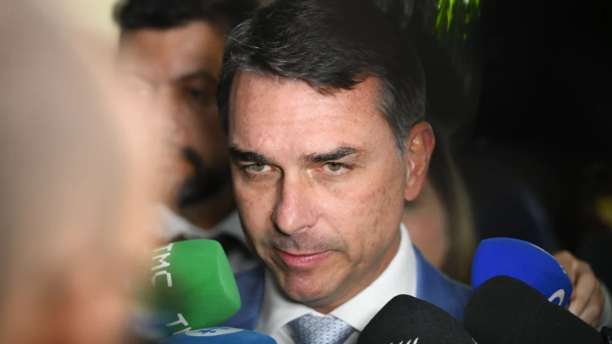 Flávio Bolsonaro despenca nas pesquisas após repercussão de vínculo com Daniel Vorcaro