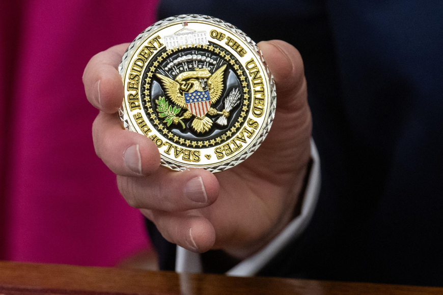 Flávio Bolsonaro ganhou medalha de honra do Donald Trump