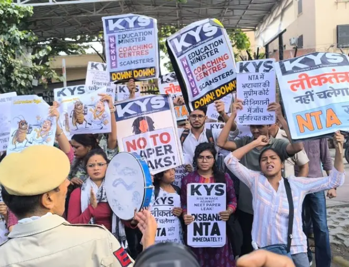 परीक्षा घोटालों से परेशान छात्रों का गुस्सा बढ़ा, शिक्षा व्यवस्था पर उठे सवाल