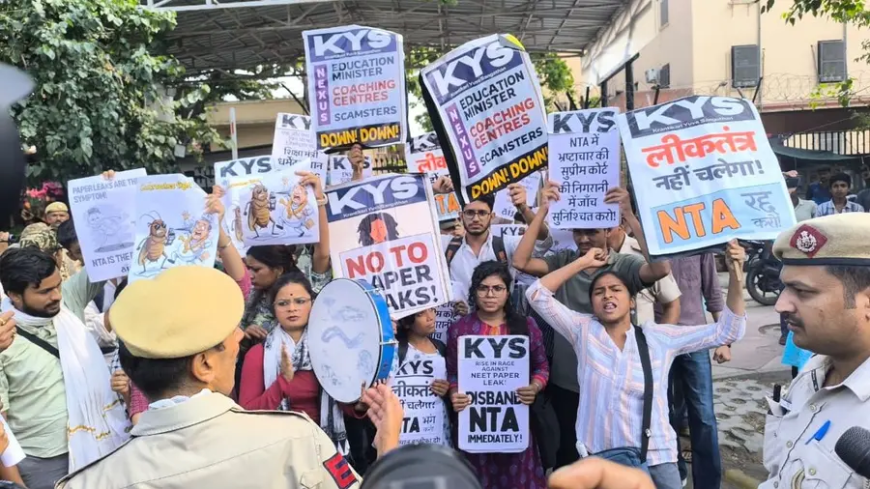 परीक्षा घोटालों से परेशान छात्रों का गुस्सा बढ़ा, शिक्षा व्यवस्था पर उठे सवाल